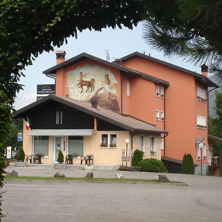Hotel Ristorante Sagittario Feltre Exterior foto