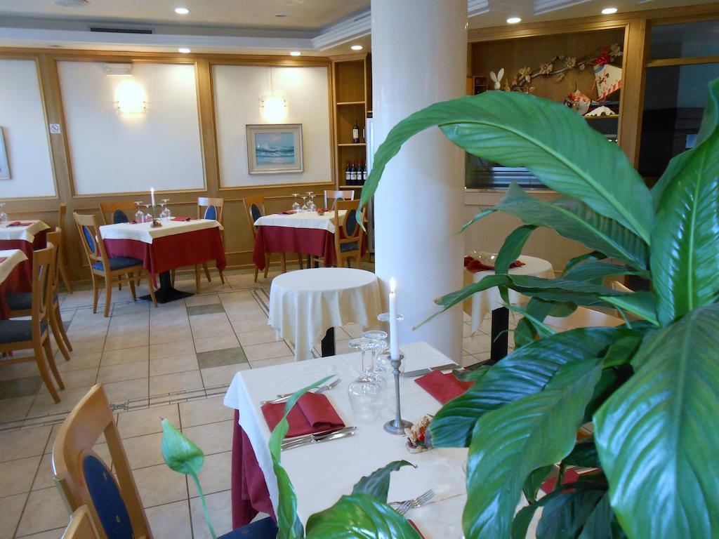 Hotel Ristorante Sagittario Feltre Exterior foto