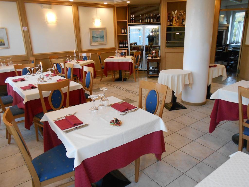 Hotel Ristorante Sagittario Feltre Exterior foto