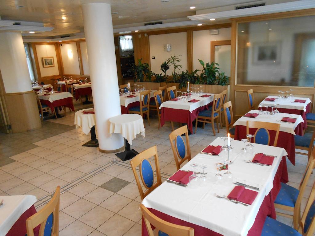 Hotel Ristorante Sagittario Feltre Exterior foto